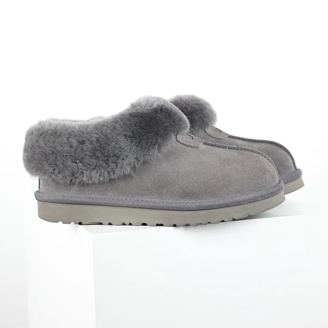 Pick up locally 💰520 Core recommendation with good price It is a very suitable choice for home use. In recent years, uug has launched a series of styles, which are partially geared towards the preferences of young consumers and have also moved to the forefront of fashion trends. Shoe body material: water-repellent coated suede upper, 17 mm UGGPURE™ implantable wool insole, lightweight non-slip and comfortable rubber outsole, with brand LOGO and trademark, with full packaging Size: 35 36 37 38 39 40